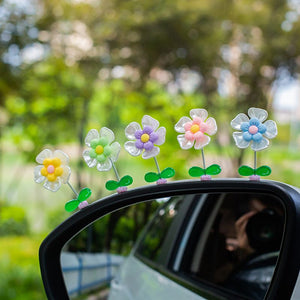 Blomsterdekorationer i bilen